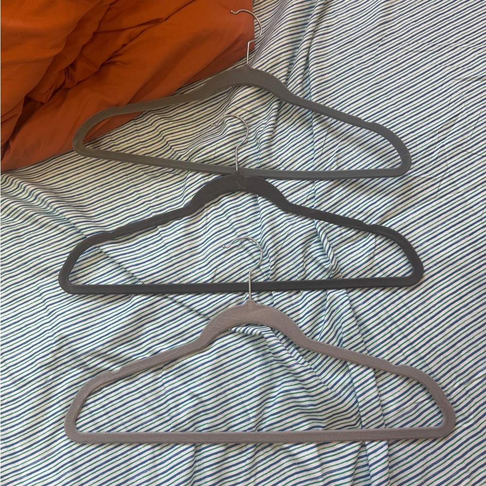 🖤 Set of 83 Velvet Hangers – Gently Used 🖤